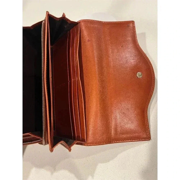 Gucci Women's Brown Leather Zip-Around Wallet with Logo Accents - Picture 9 of 10